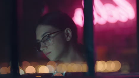 joven mujer de negocios caucásica que trabaja hasta tarde usando una tableta digital haciendo una lluvia de ideas creativas planeando un proyecto de inicio fecha límite en la pantalla táctil de un dispositivo móvil navegando en línea en la oficina por la noche