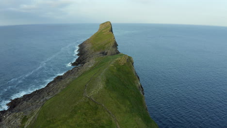 Drohnen-Luftaufnahmen-Von-Worms-Head-In-Der-Rhossili-Bucht-Auf-Der-Gower-Halbinsel-In-Swansea,-Wales,-Mit-Riesigen-Klippen