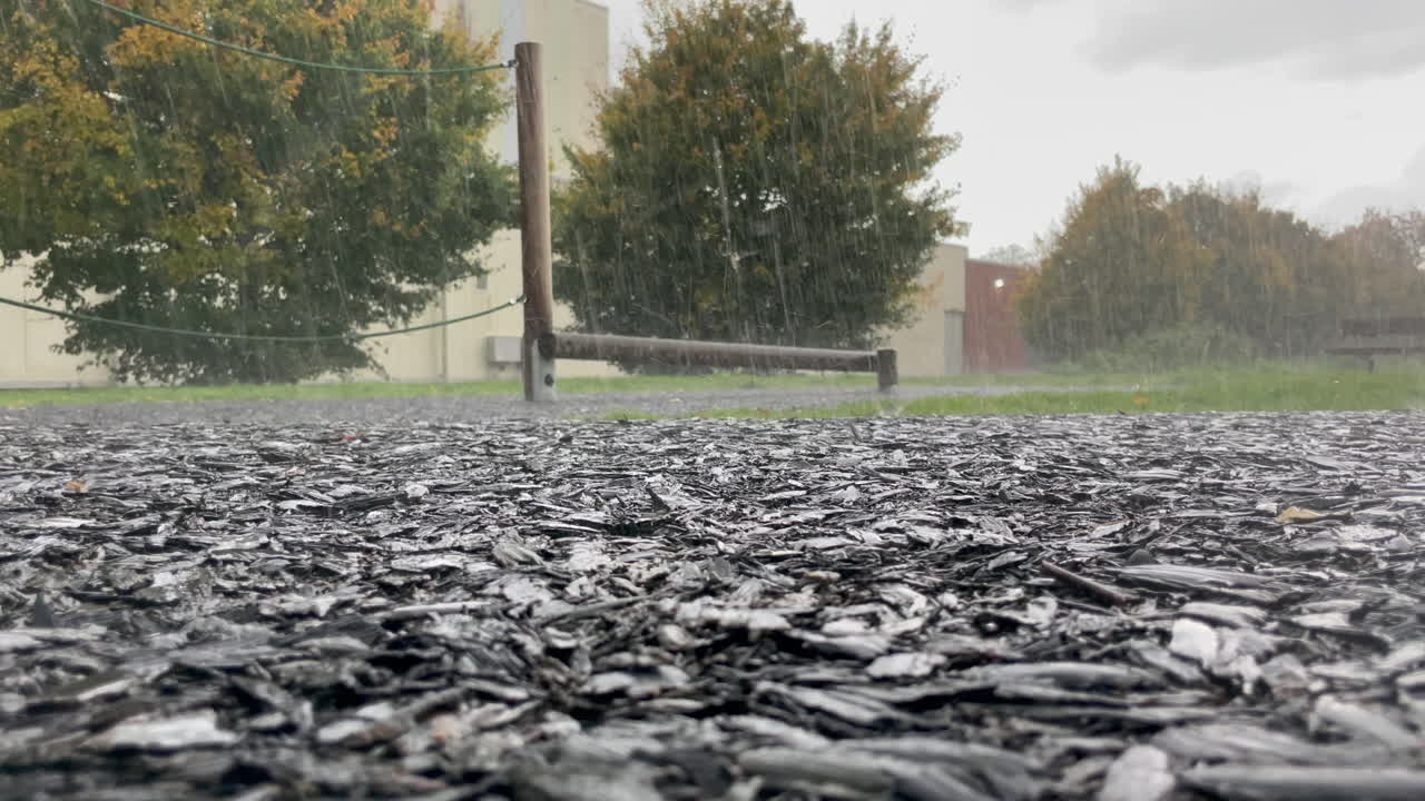 시골 공원의 모험 놀이터에 강한 비가 내리고, 비가 떨어지는 것을 보기 위해 낮은 곳에서 습니다.