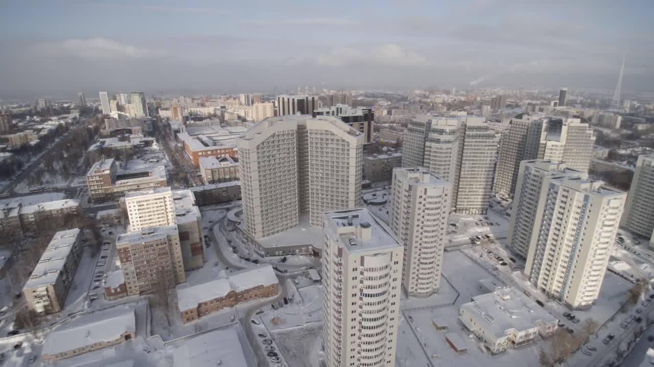 Schneebedeckte Stadtansicht aus der Luft