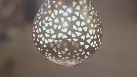 primer plano de un candelabro moderno con bombillas de colores
