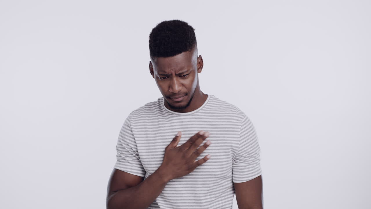 hombre experimentando incomodidad