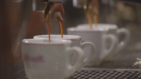 café espresso italiano original vertido en una taza