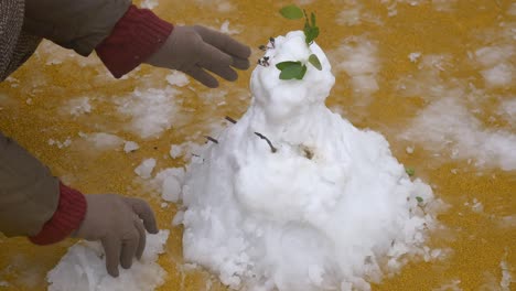haciendo un muñeco de nieve