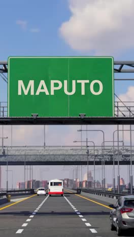 señal de carretera con la ciudad de maputo y el avión