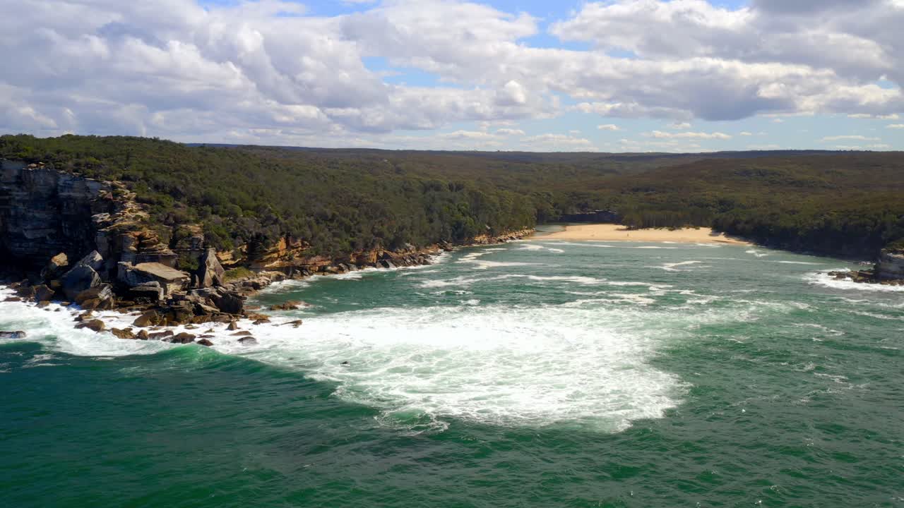 Belvedere Providential Point verso la spiaggia di Wattamolla nel Royal National Park, Sydney, Nuovo Galles del Sud, Australia