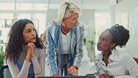reunión de negocios de un equipo diverso