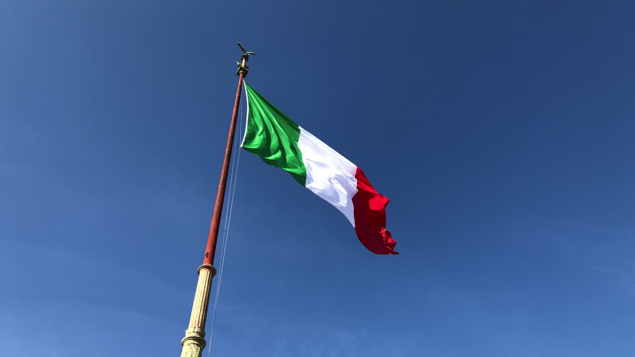 Bandiera italiana che sventola nel vento