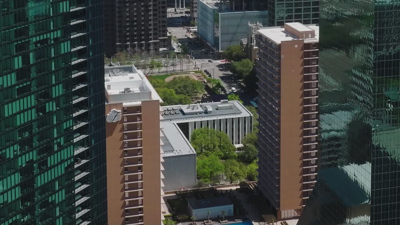 Vista do centro de Dallas, destacando a área da piscina em um ambiente urbano