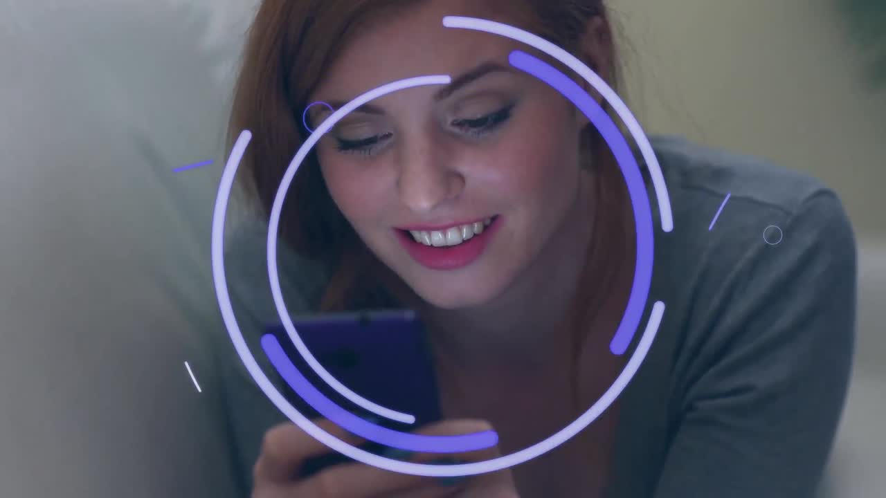 animación de ojos y rastros de luz púrpura sobre una mujer caucásica feliz usando un teléfono inteligente