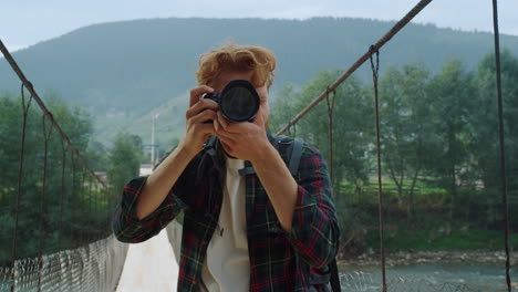 Nahaufnahme-Eines-Reisenden,-Der-Ein-Foto-Mit-Der-Kamera-Macht.-Professionelle-Fotografen-Genießen-Die-Berge.