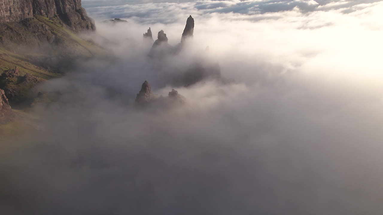 Vista panoramica della formazione rocciosa Old Man of Storr sull'Isola di Skye, Scozia