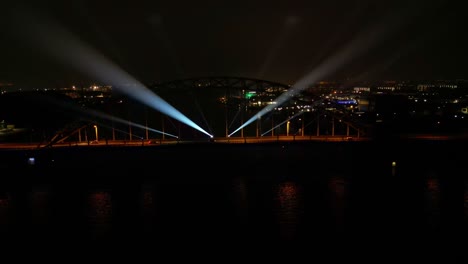 vista aérea del espectáculo de luces desde el puente hendrik-ido-ambacht por la noche.