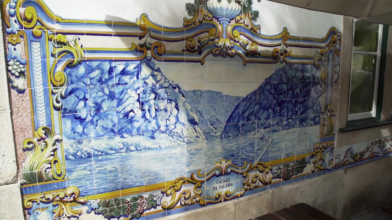 Bellissimo dipinto storico portoghese su azulejos.