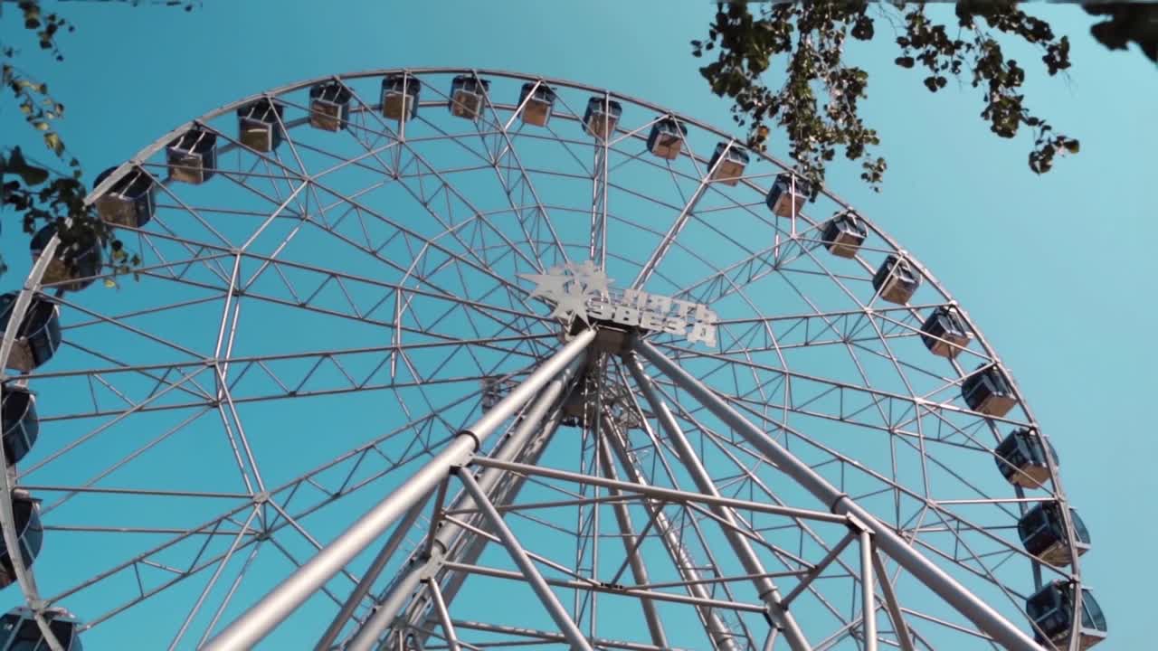 la rueda de Ferris contra un cielo despejado