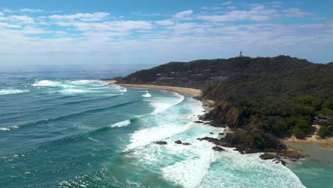 Weit-Aufschlussreiche-Drohnenaufnahme-Von-Wategos-Beach-In-Australien-In-Byron-Bay