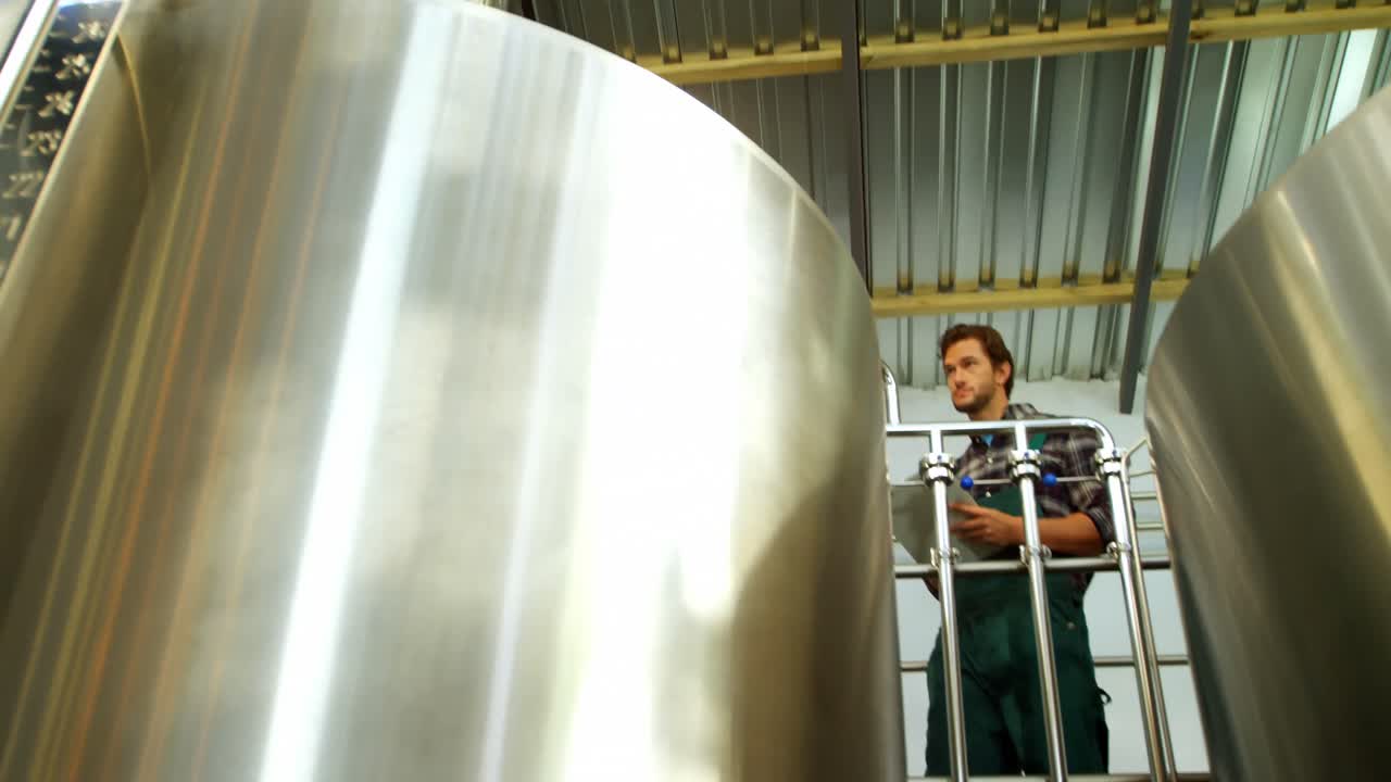 trabajador de mantenimiento escribiendo en el clipboard 4k