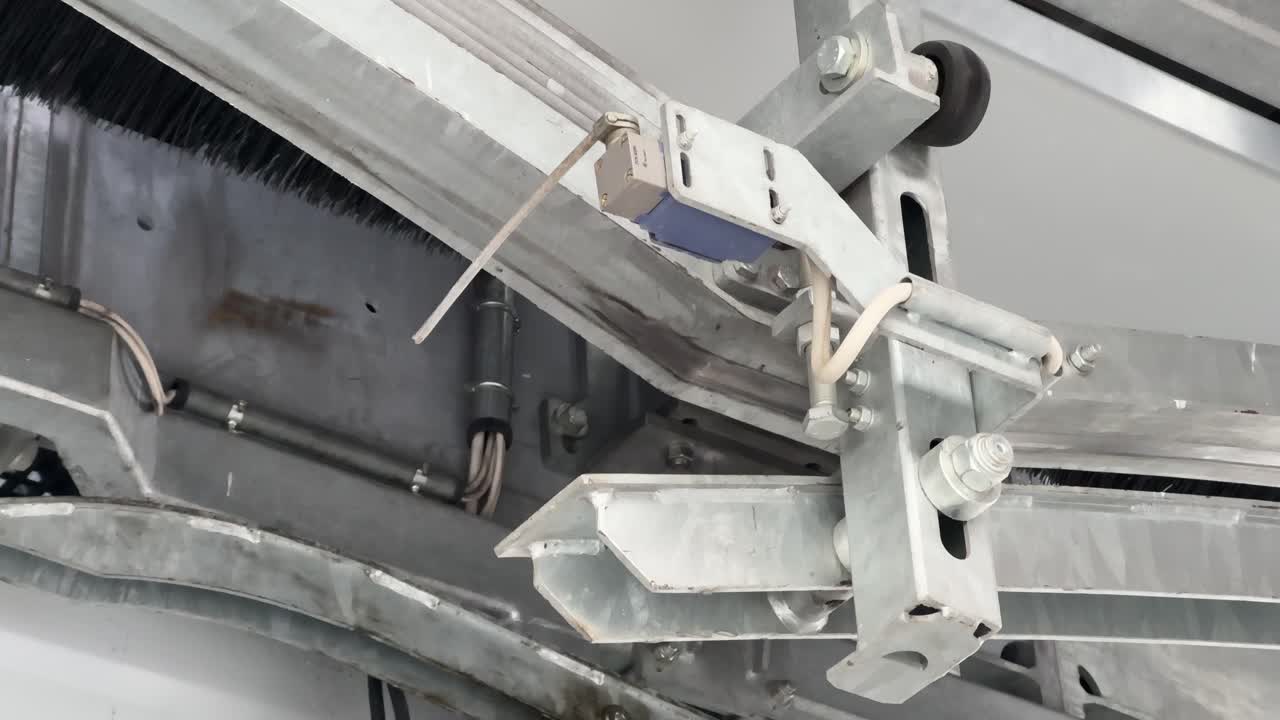 스키 리프트 메커니즘 클로즈업으로 금속 구성 요소와 케이블 배열을 자세히 보여줍니다.