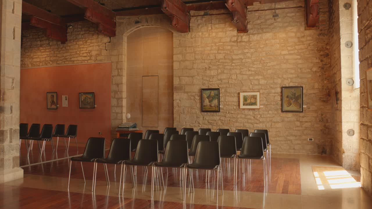 filas de sillas vacías dentro de la sala de juntas en el histórico ayuntamiento, que actualmente tiene una exposición en morella, españa