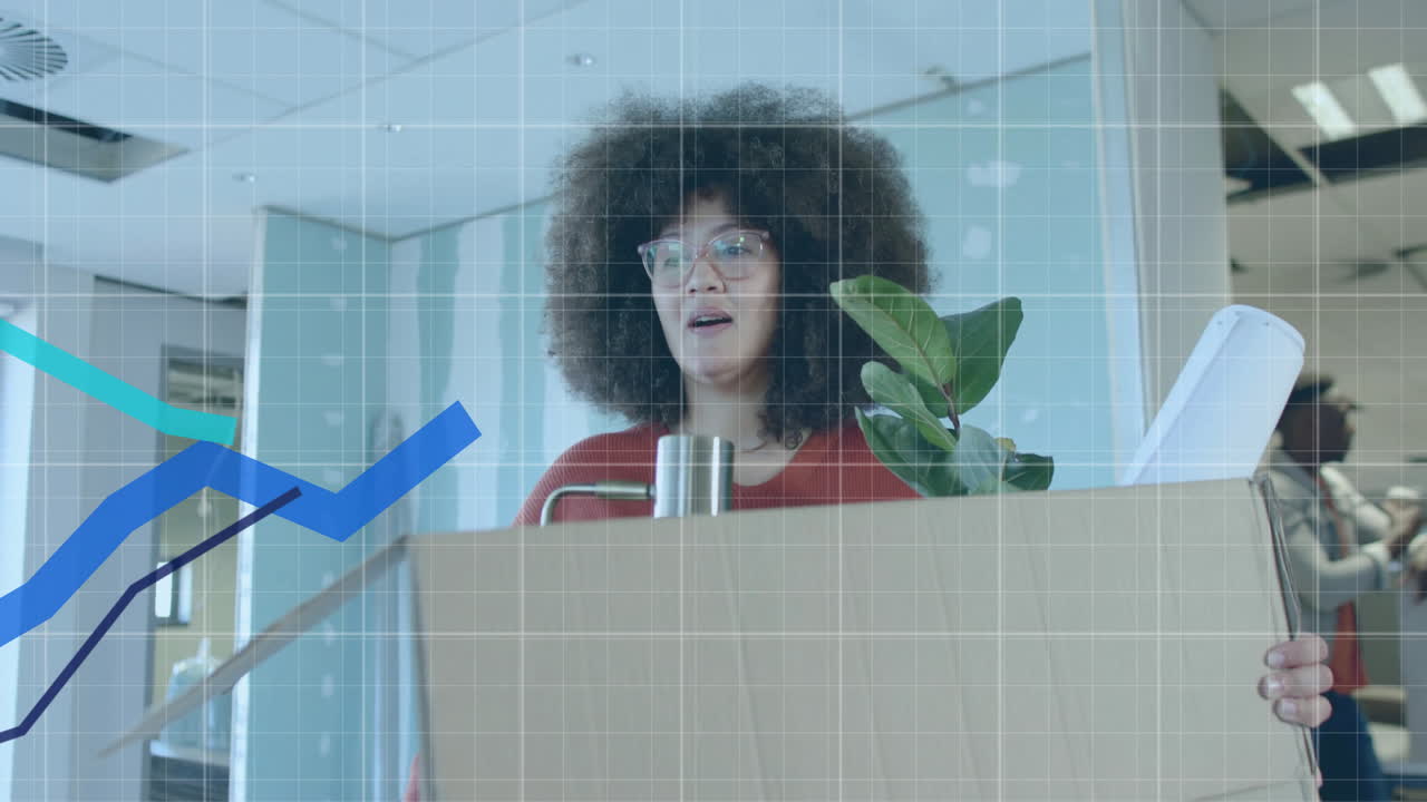 Animación de procesamiento de datos financieros sobre una mujer de negocios birracial en la oficina.