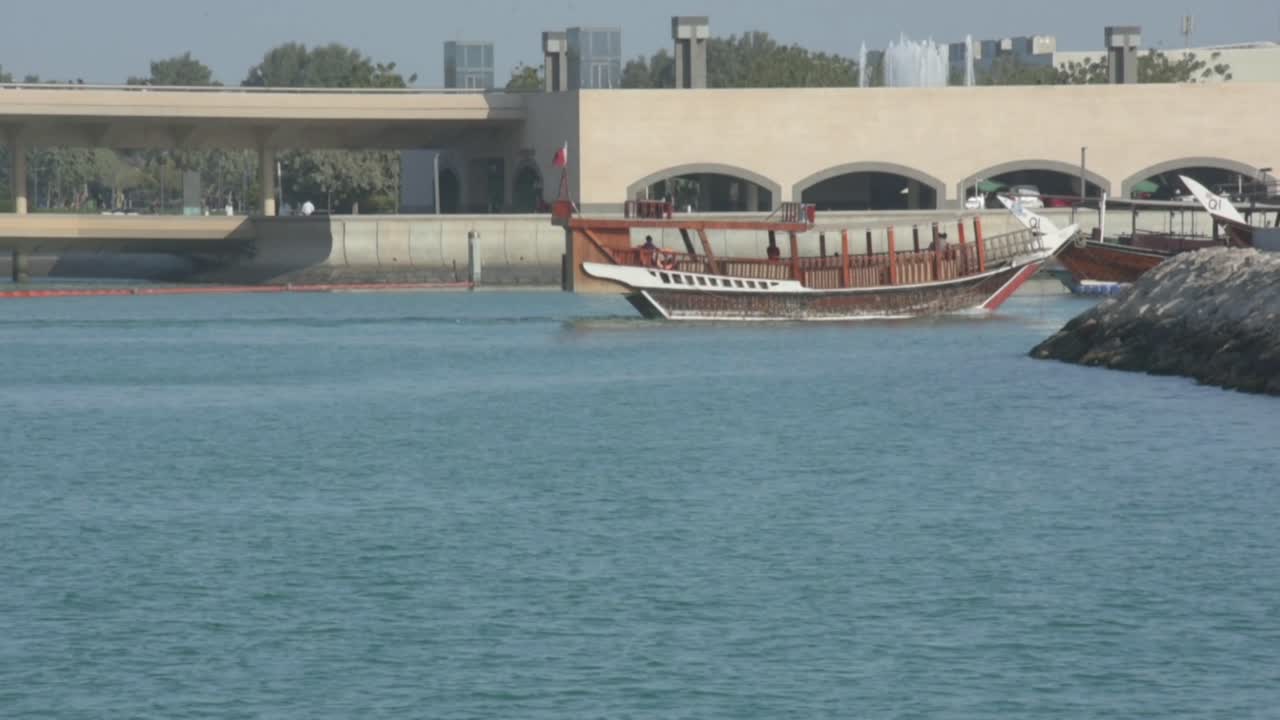 viejo dhow de madera, barco navegando hacia los muelles de qatar