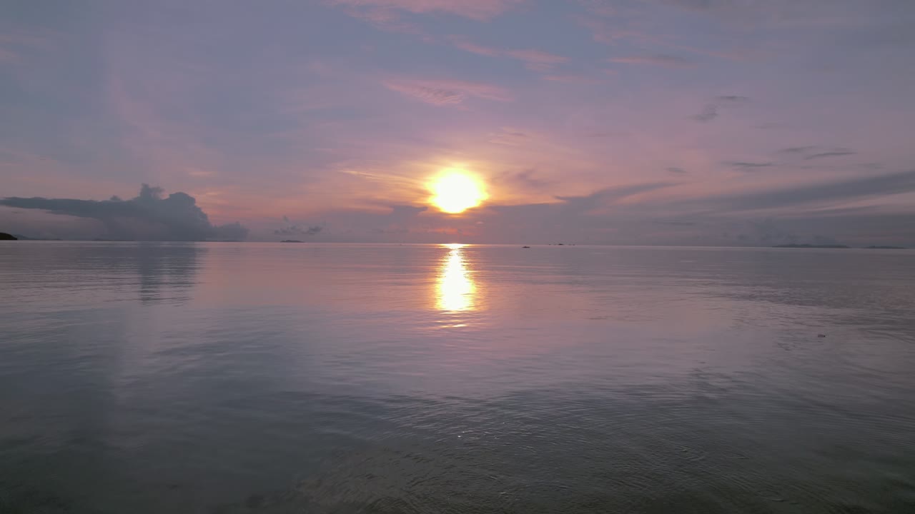 필리핀의 해변 위에서 해가 지는 공중 풍경, 해변에 휴식을 취하고 있는 전통적인 목조 카 보트