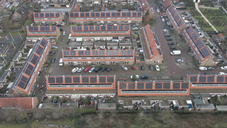 Pluma-Alta-De-Paneles-Solares-En-Casas-Suburbanas