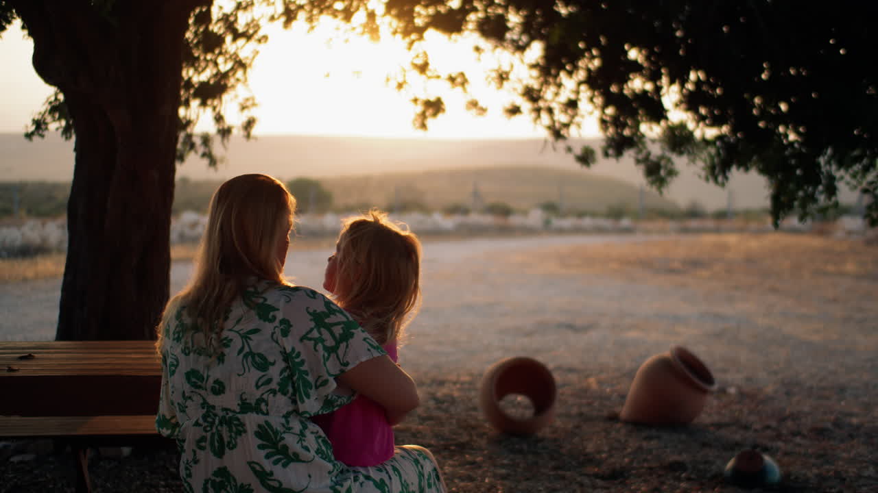 해가 지는 동안 시골에 있는 어머니와 어린 아이