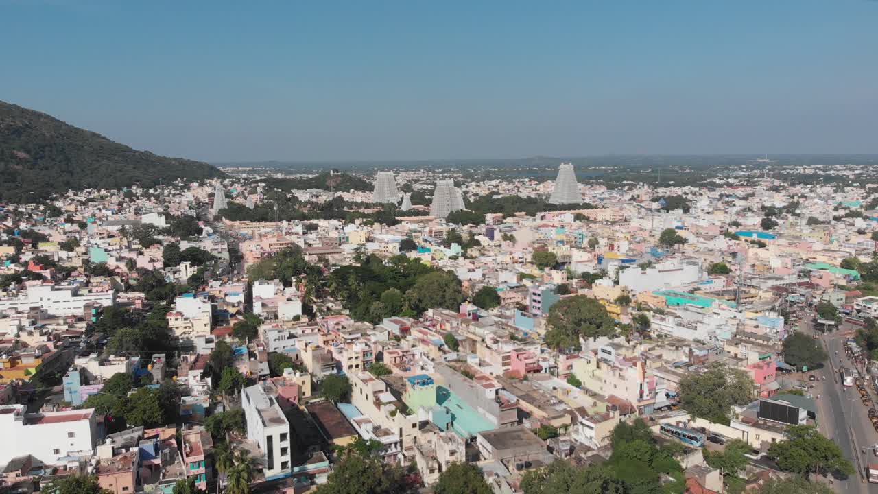 sobrevuelo aéreo ciudad colorida en la india con el famoso templo en el fondo durante el día soleado y el cielo azul