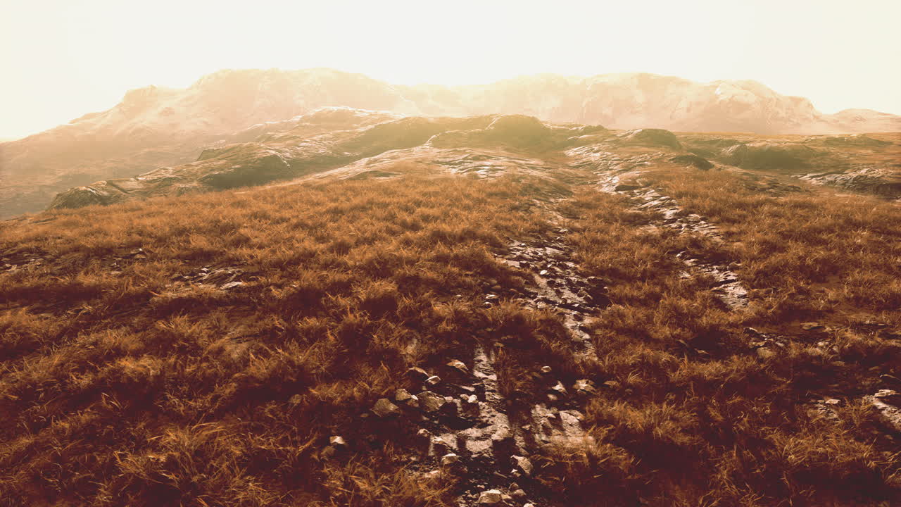 campos de hierba seca y montañas en nepal