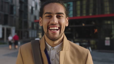 retrato de un joven empresario interno confiado riendo alegremente ante la cámara disfrutando de un nuevo estilo de vida y desplazamientos urbanos