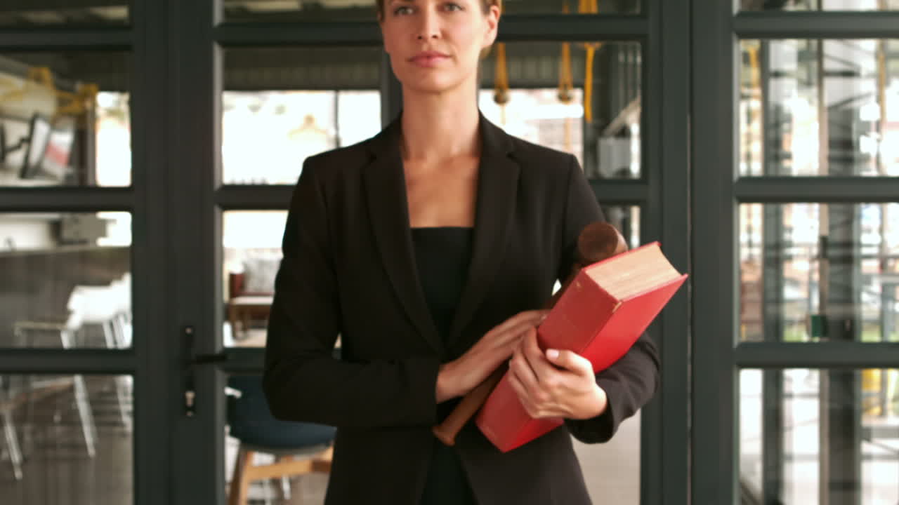 Donna seria che cammina con un codice di legge