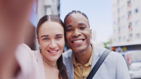 Selfie,-Ciudad-Y-Pareja-En-La-Ciudad.