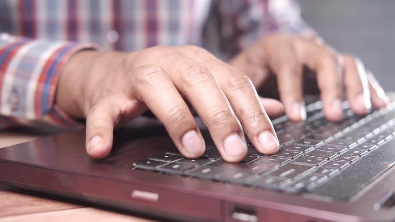 노트북에 입력하는 사람