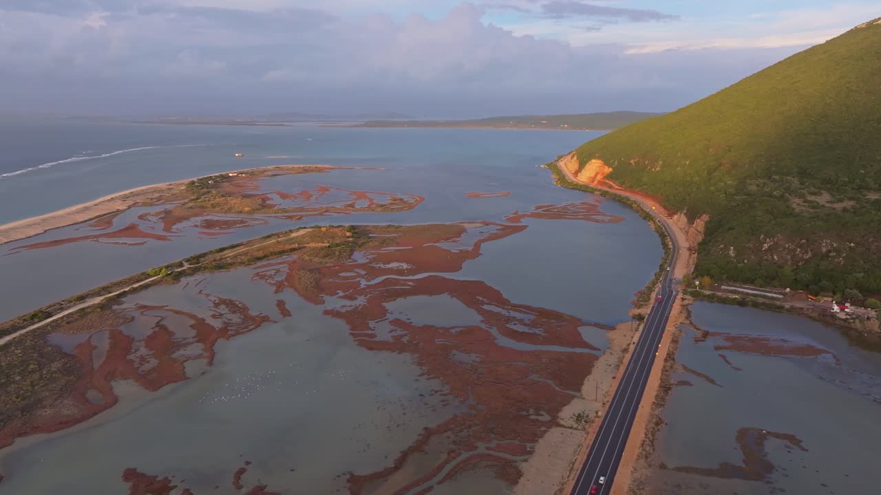 Drone che riprende una laguna tranquilla che si fonde con una spiaggia paradisiaca, Grecia.