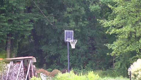 Cancha-De-Baloncesto-En-Un-Día-Lluvioso