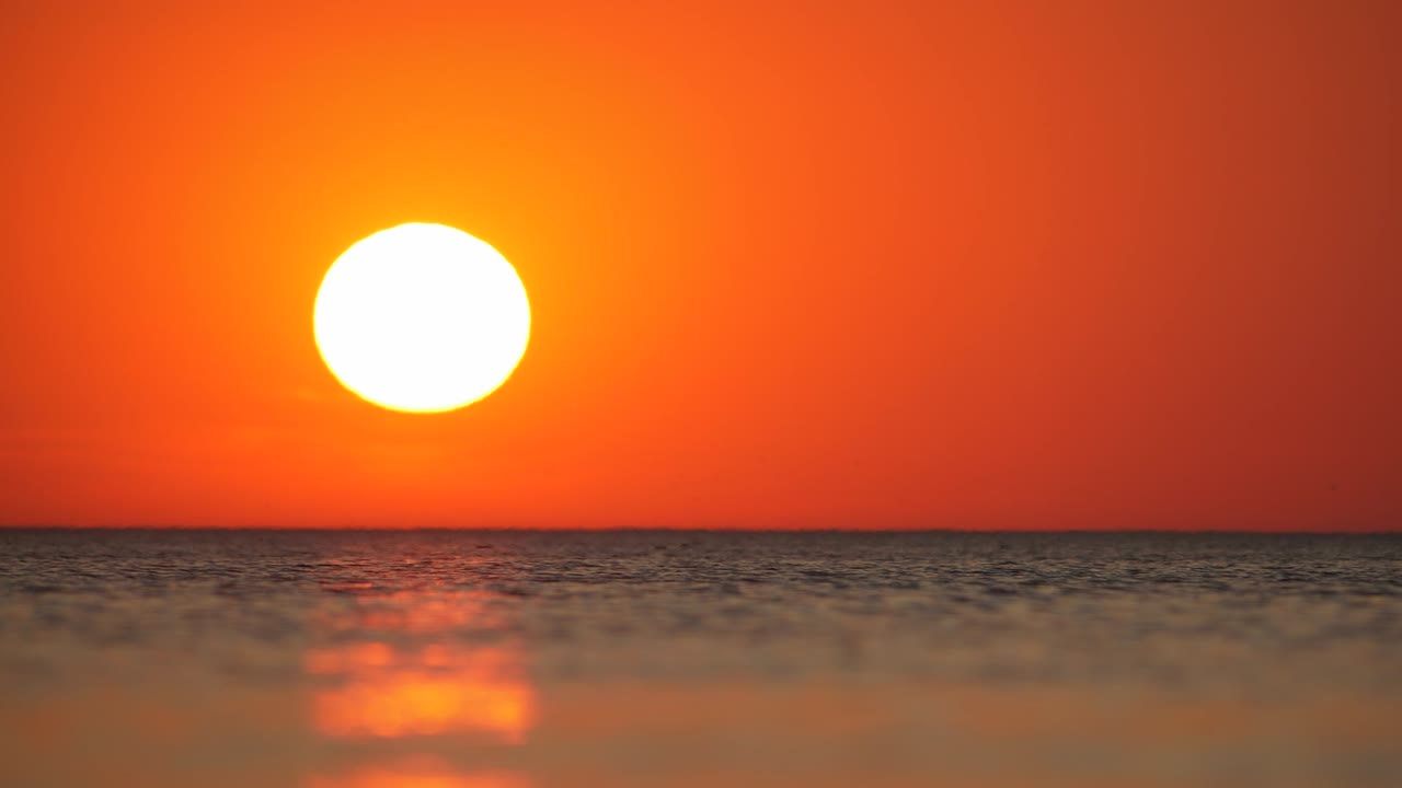 4k - 바다에서 일몰. 루프 비디오