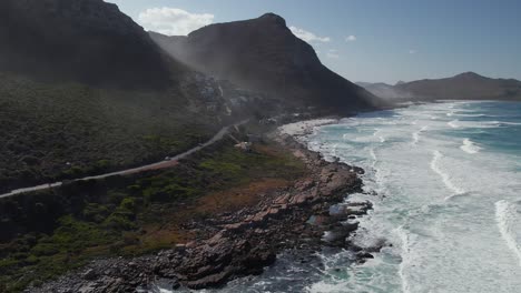 Carretera-De-Montaña-Y-Olas-Del-Océano-En-Acantilados-Brumosos,-Ciudad-Del-Cabo,-Sudáfrica---Disparo-Aéreo-De-Drones