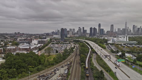 jersey city, nueva jersey aerial v15 drone flyover patio de trenes en communipaw hacia harbor park capturando el museo de ciencias, el paisaje urbano del centro y las vistas de nueva york - filmado con mavic 3 pro cine - septiembre 2023