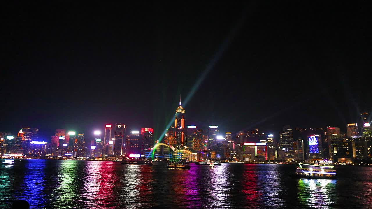 다채로운 불빛이 밤에 홍콩의 하늘을 비추고 있습니다.