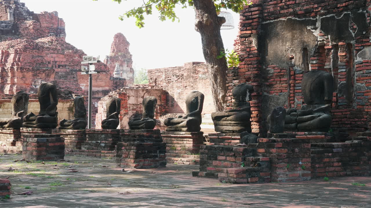 Thaimaan buddhalaisen temppelin muinaiset rauniot ja patsaat