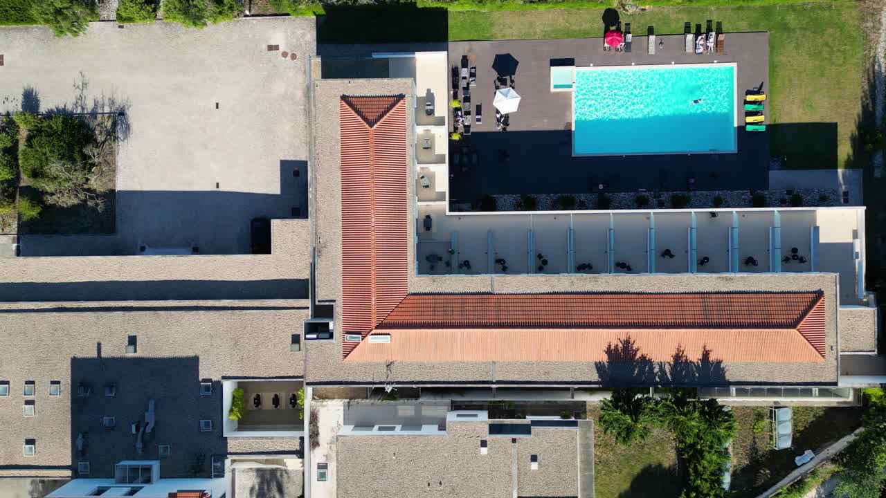 vista de arriba hacia abajo del complejo con piscina cerca de las plantaciones de uva en el campo