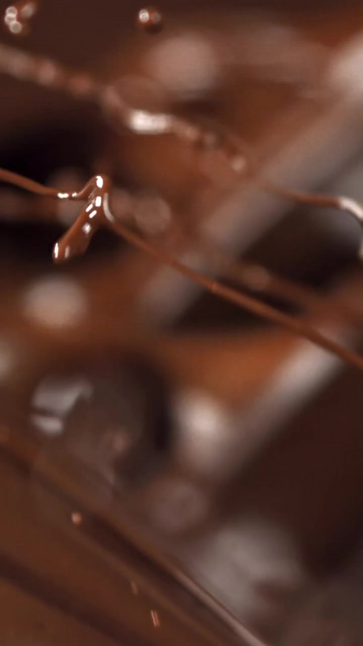 Primo piano di cioccolato liquido che cola e gocciola