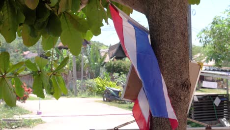 bandera de tailandia colgando afuera en un día soleado en tailandia - cámara ultra lenta