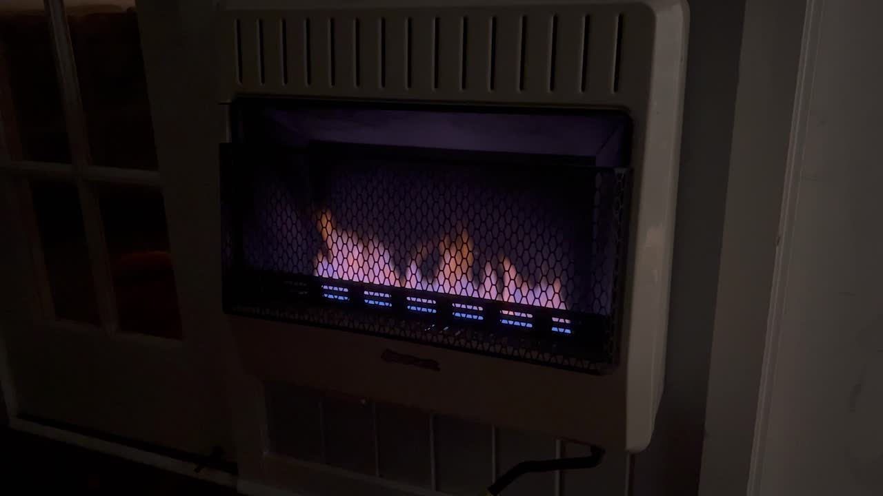 불꽃이 있는 집 히터. 가스 구동