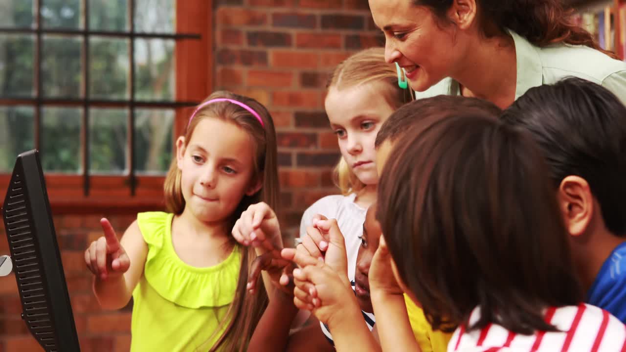 교사 와 학생 들 이 컴퓨터 를 보고 있다
