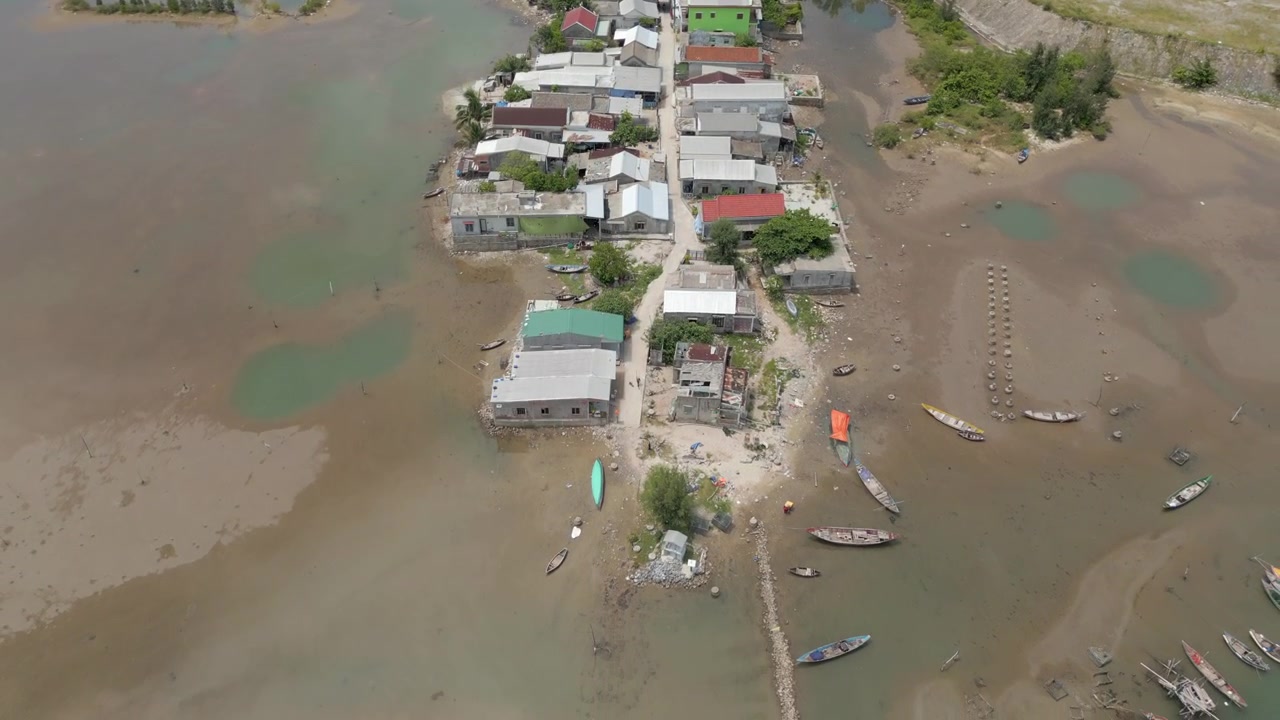 Desa Vietnam di An Cu Lang Co, Rumah Dibangun di Muara, Drone Tarik Mundur 4K 60FPS