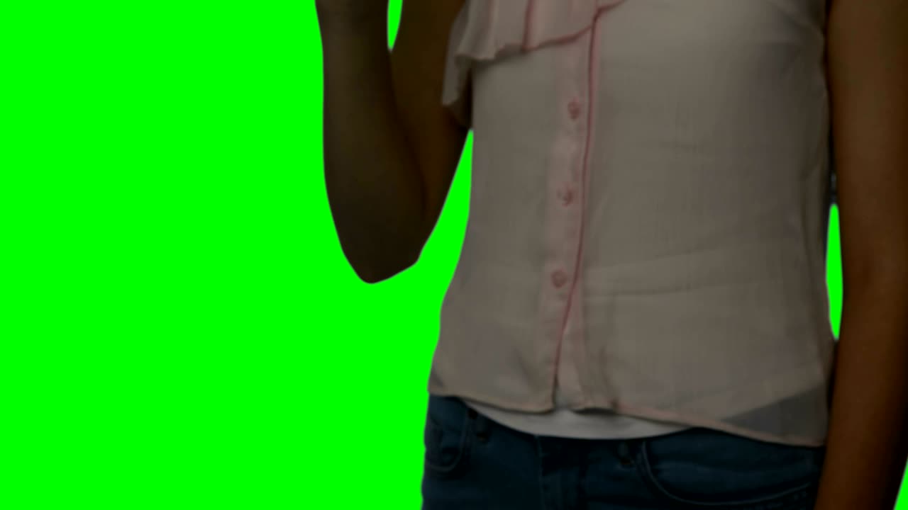Meio-corpo de mulher usando tela digital 4k