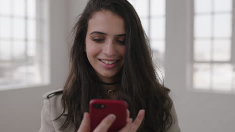 Retrato-De-Una-Hermosa-Joven-Adolescente-Sonriendo-Feliz-Enviando-Mensajes-De-Texto-Navegando-Usando-La-Tecnología-De-Redes-Sociales-De-Teléfonos-Inteligentes