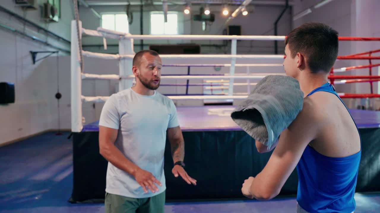 Männer in einem Box-Gym nach dem Training